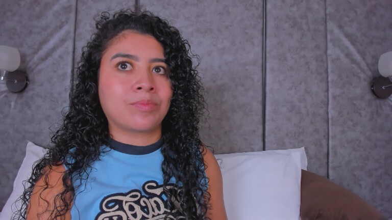 Tharaa24's Streamate show and profile