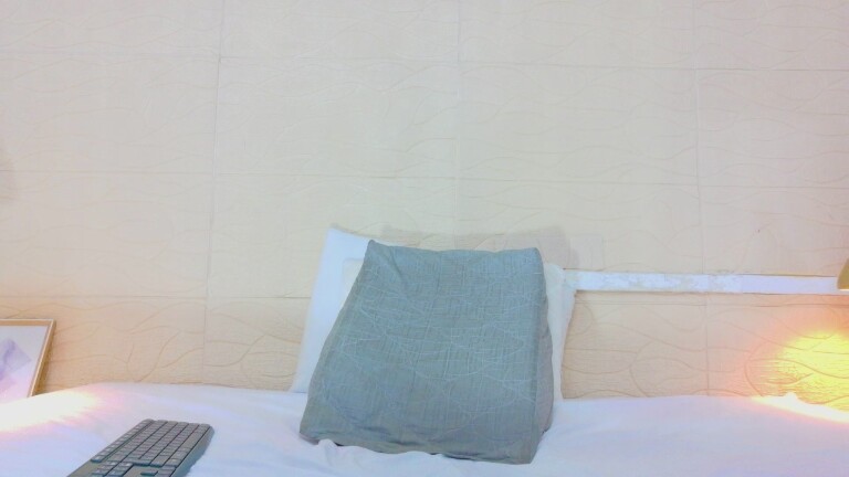 Slimchocobar28's Streamate show and profile