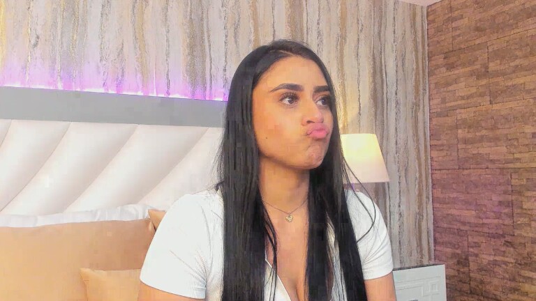 Sara_Hanniston's Streamate show and profile