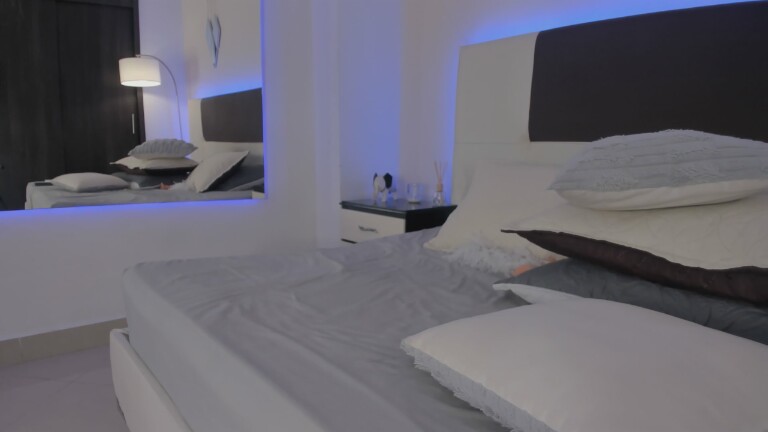 SkyLoren's Streamate show and profile